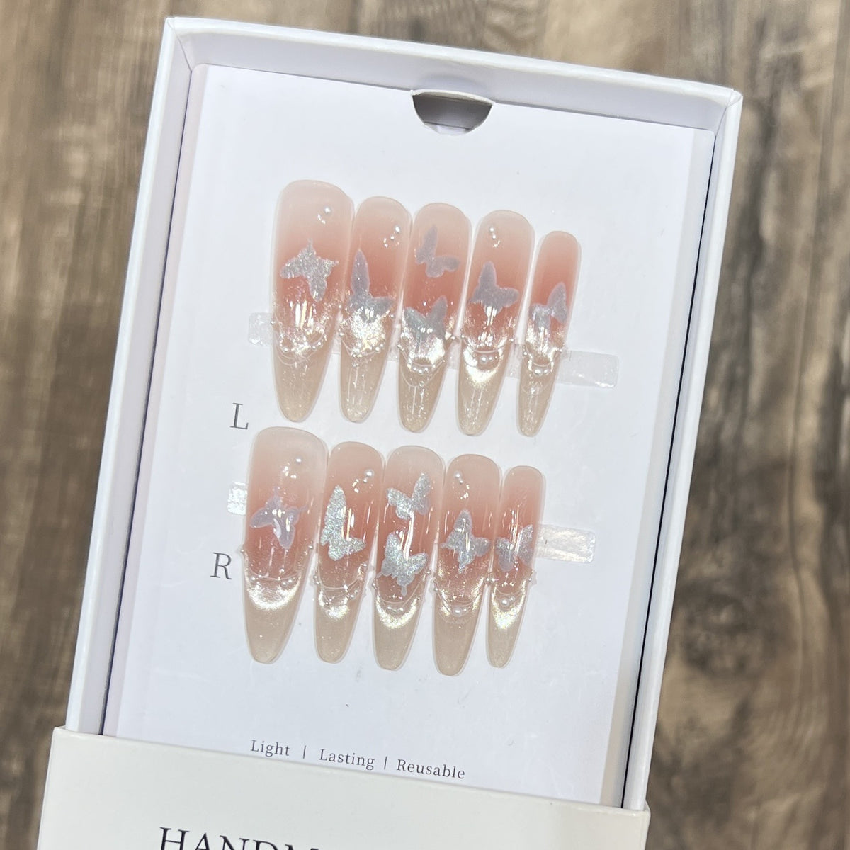Künstlerisches Stiletto Press-On Nagelset mit Schmetterlingsdesign Brehn
