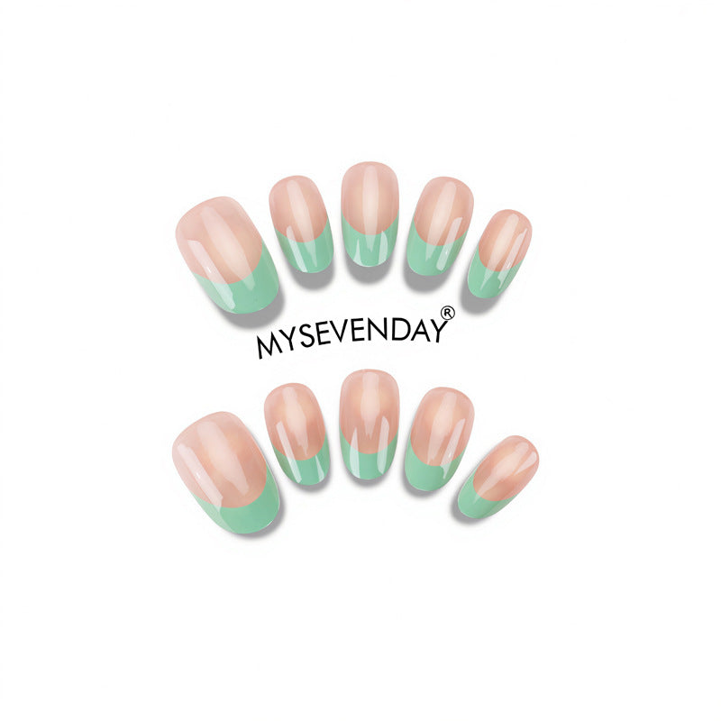 Stylisches Press-On-Nagelset mit French Tip Design Brehn