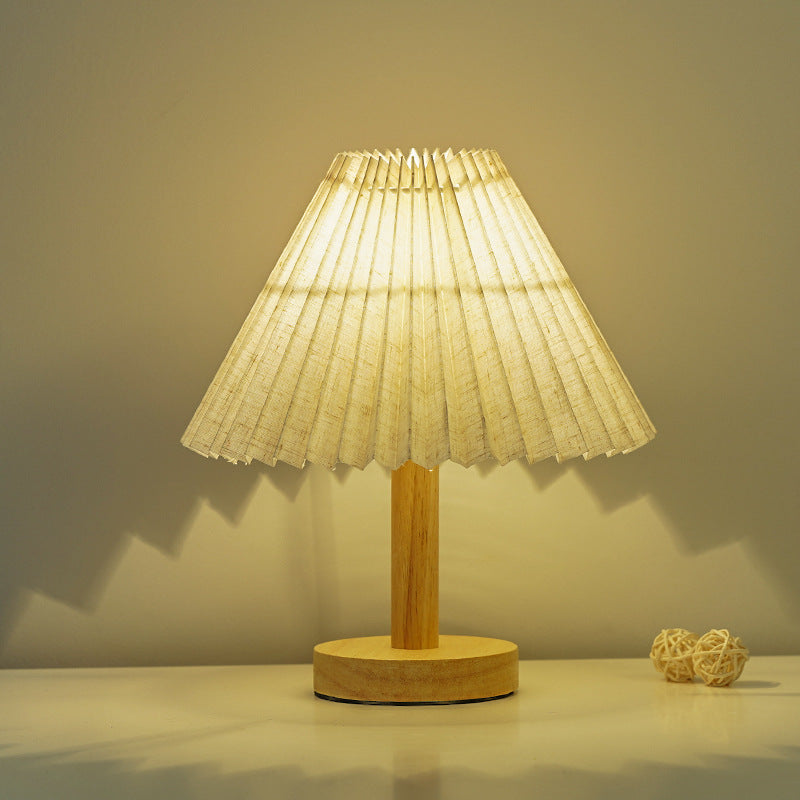 Moderne Tischlampe mit plissiertem Schirm