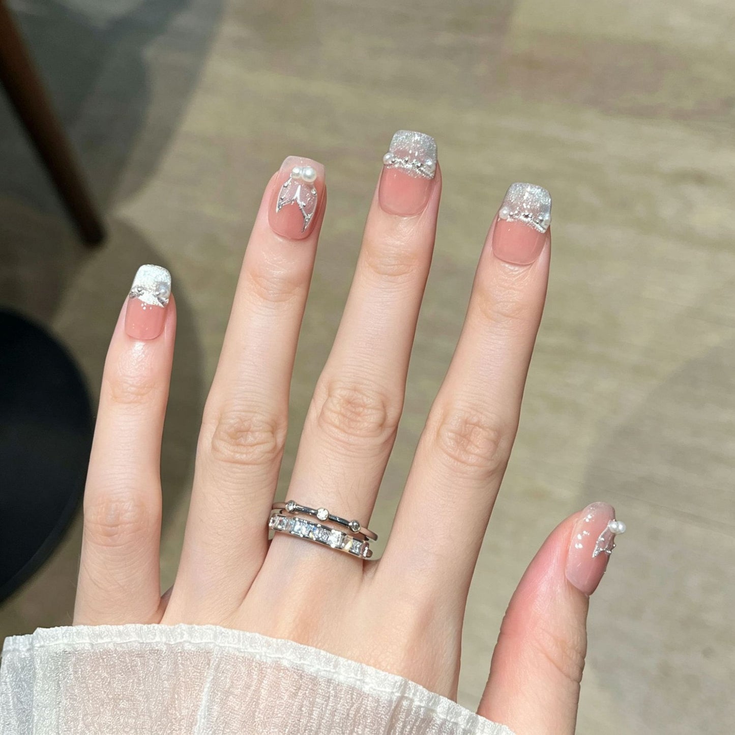 Elegante mit Kristallen verzierte Nagelverlängerungen Brehn