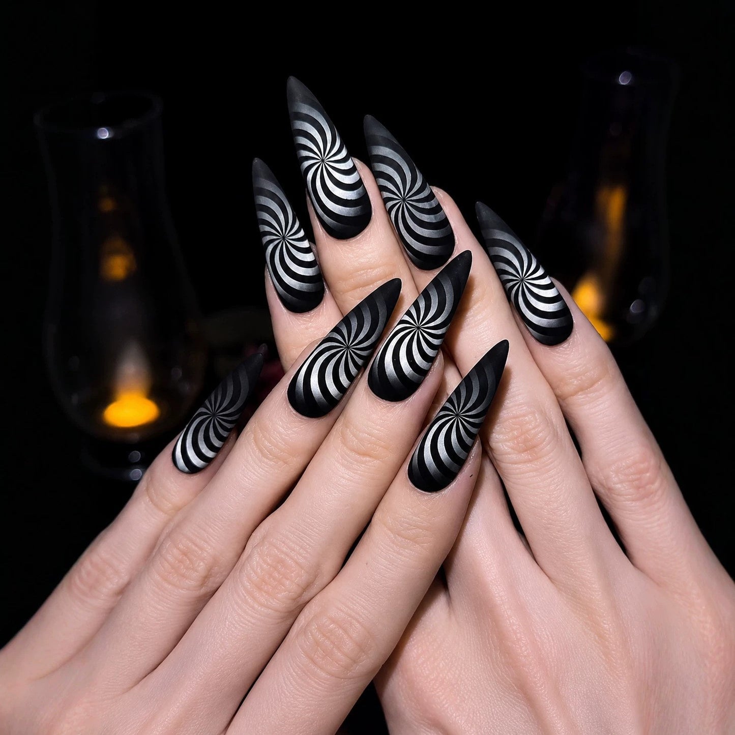 Künstlerisches Spiralmuster Nagelverlängerungen Brehn
