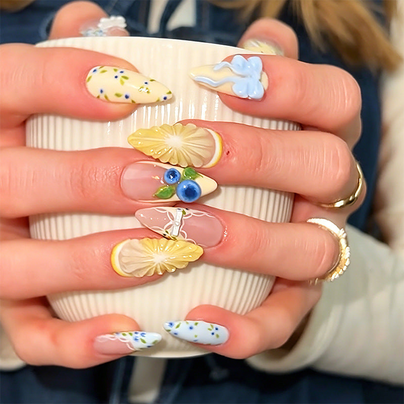 Kunstvolles Nagelset mit floralen Akzenten Brehn