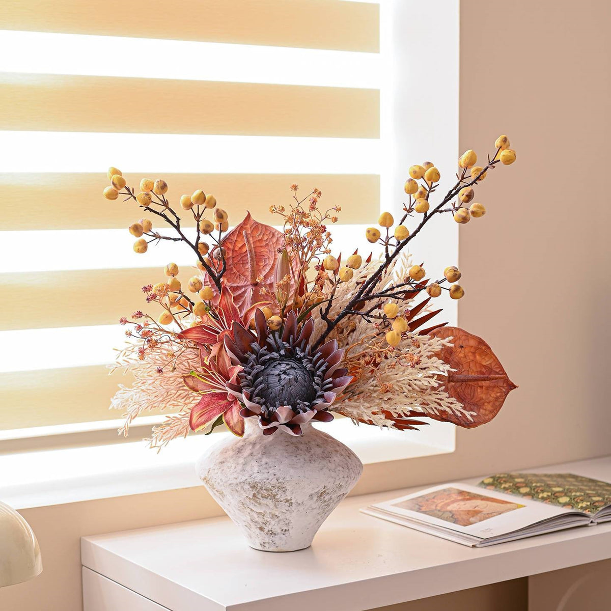 Künstlerisch gestaltetes Blumenarrangement