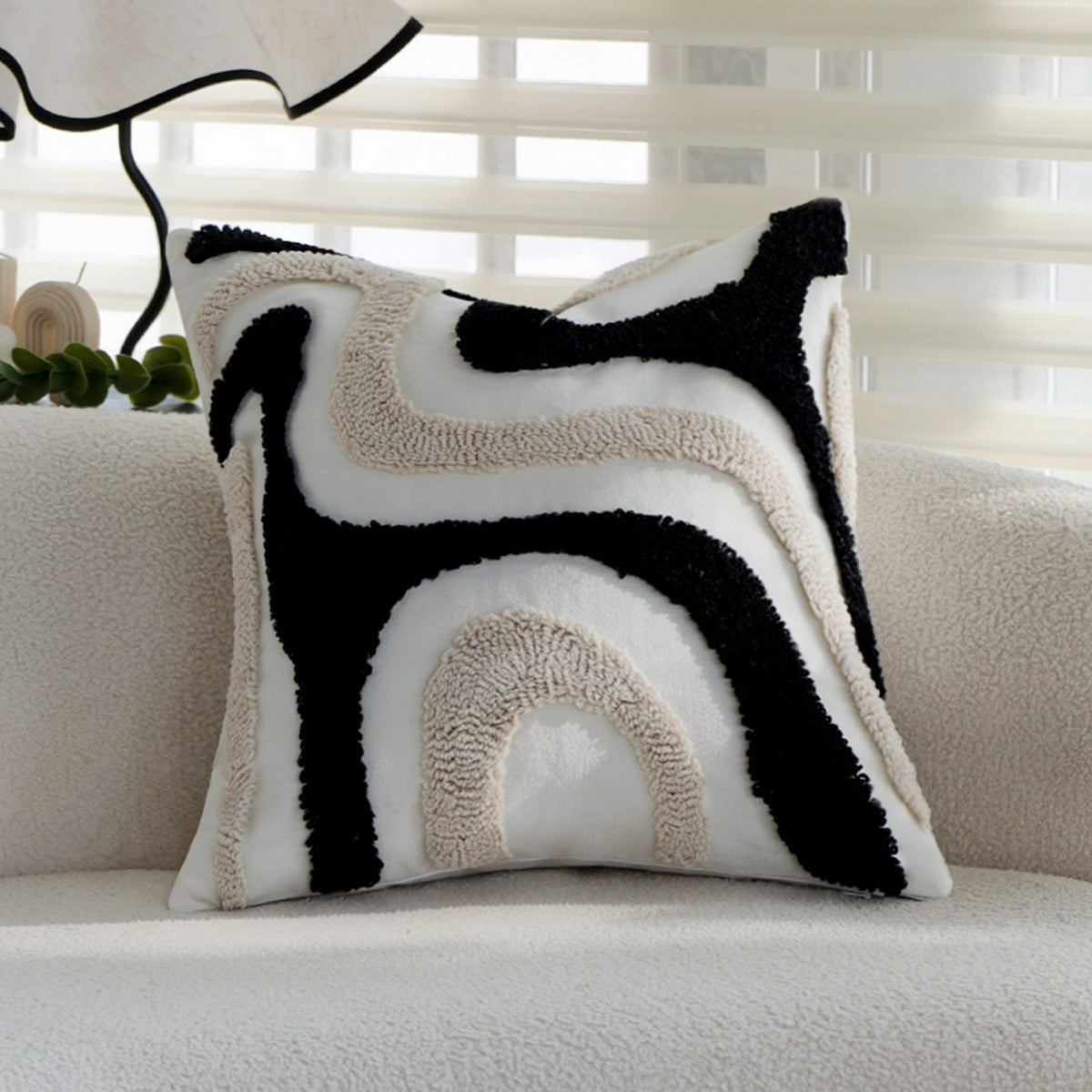 Quadratischer Boho-Kissenbezug mit diagonalem Teddy-Relief, Fransen und Eckquasten Brehn