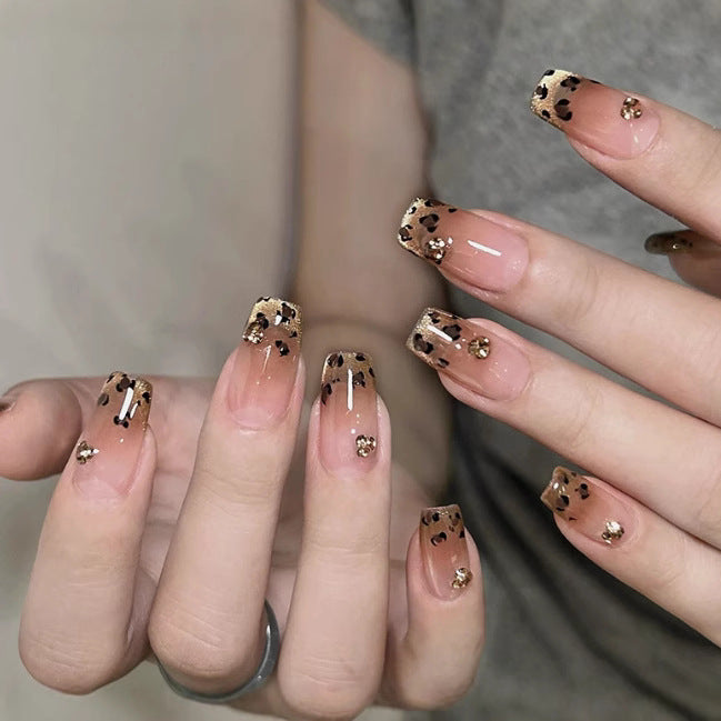 Elegante Kunstnägel mit Funkelnden Goldakzenten Brehn