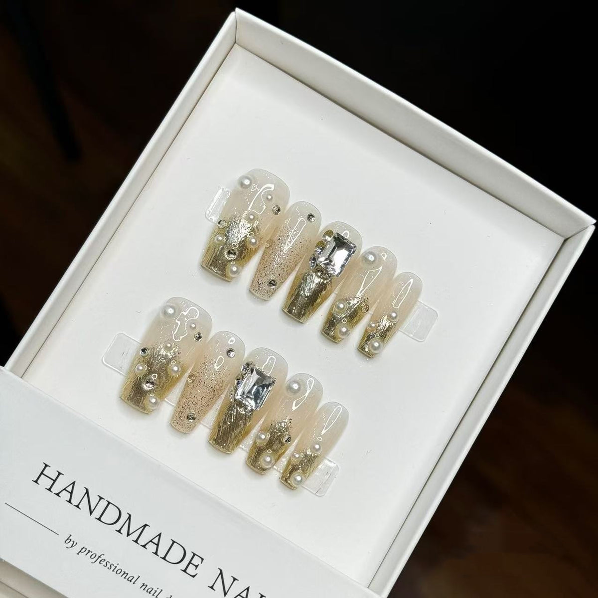 Künstlerisches handgemachtes Press-On-Nagelkunst-Set mit Perlen- und Metallic-Akzenten