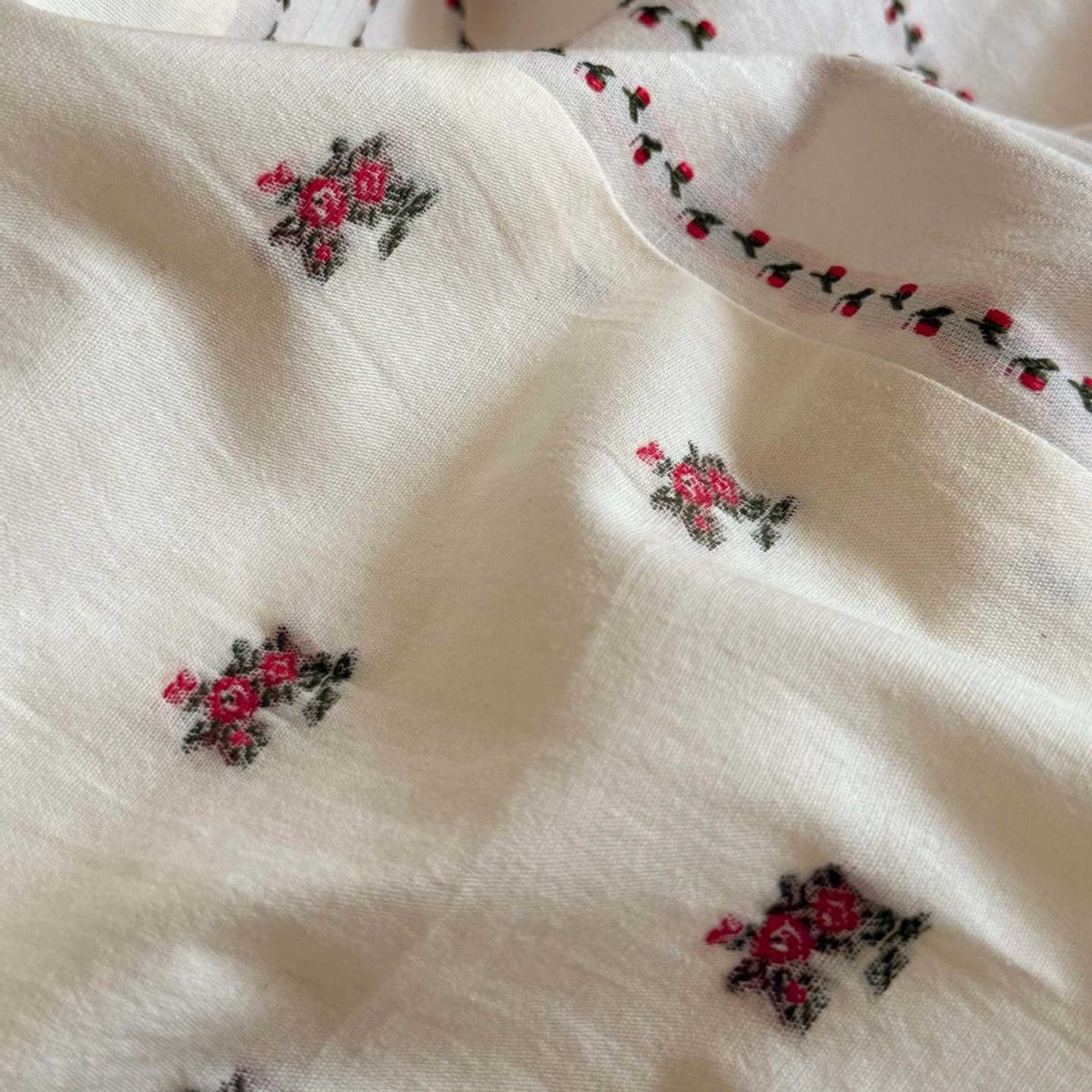 Umkehrbare Baumwoll-Leinen-Patchwork-Bettbezug-Set mit Mini-Blumenmuster und strukturiertem Steppdesign