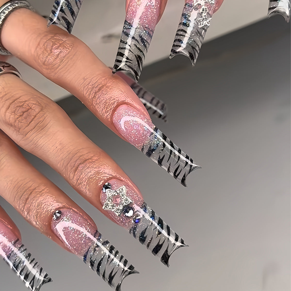Künstlerische Stiletto-Nagelverzierungen mit glamourösem Glitter Brehn