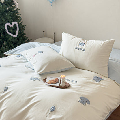 Wendbare Baumwollsatin-Bettwäschegarnitur mit aufgestickten Kuschelhund-Applikationen und extraweichem Finish