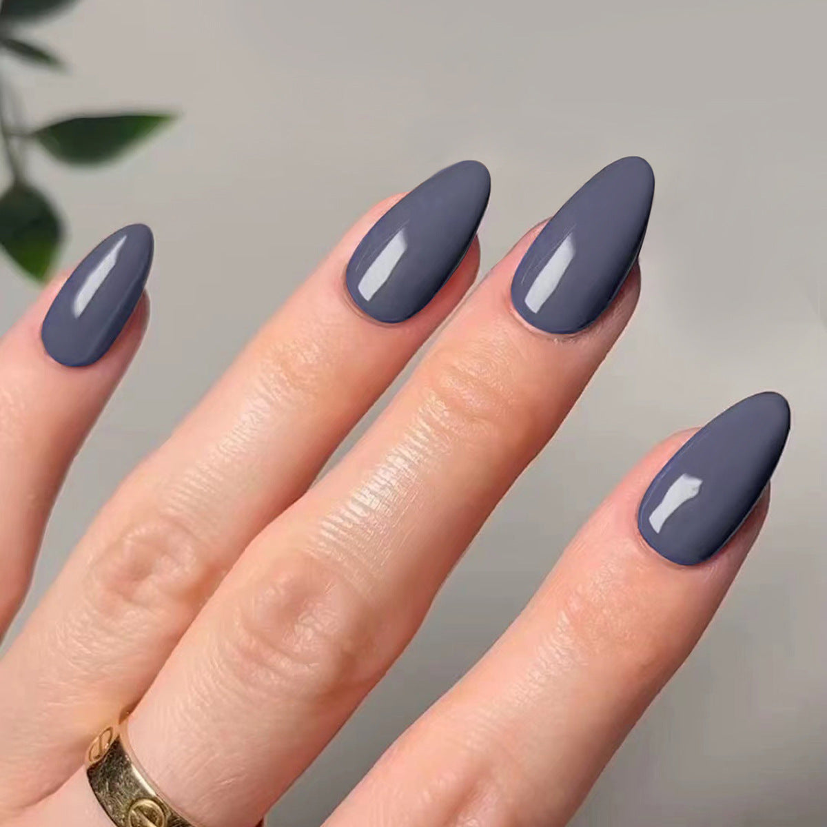 Kunstvolle Stiletto-Nägel mit elegantem Hochglanz-Finish Brehn