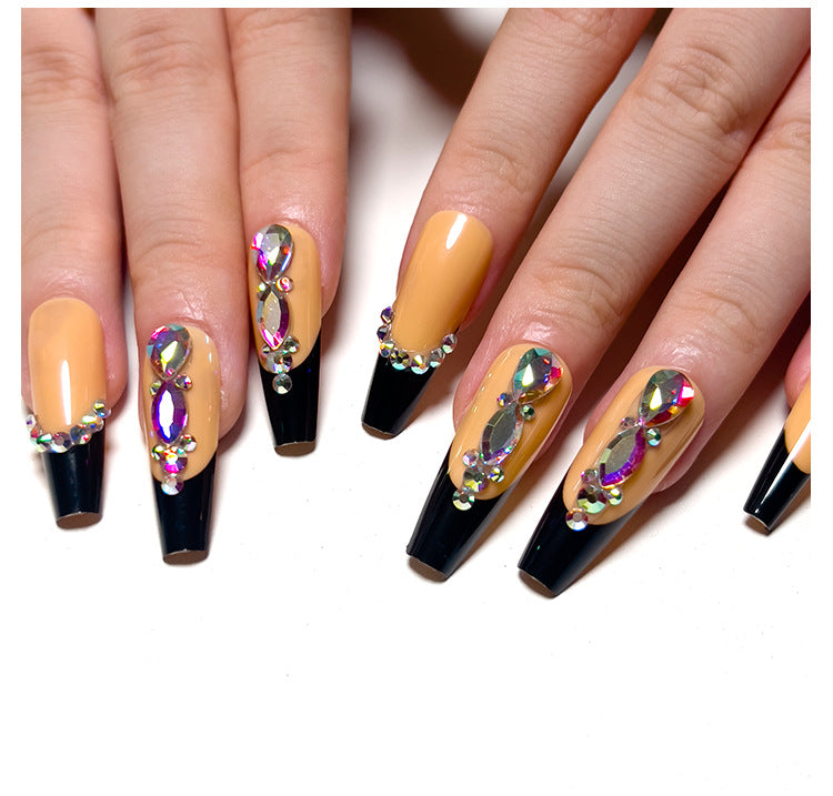 Nagelkunst mit Herz- und Lippenmotiven Brehn
