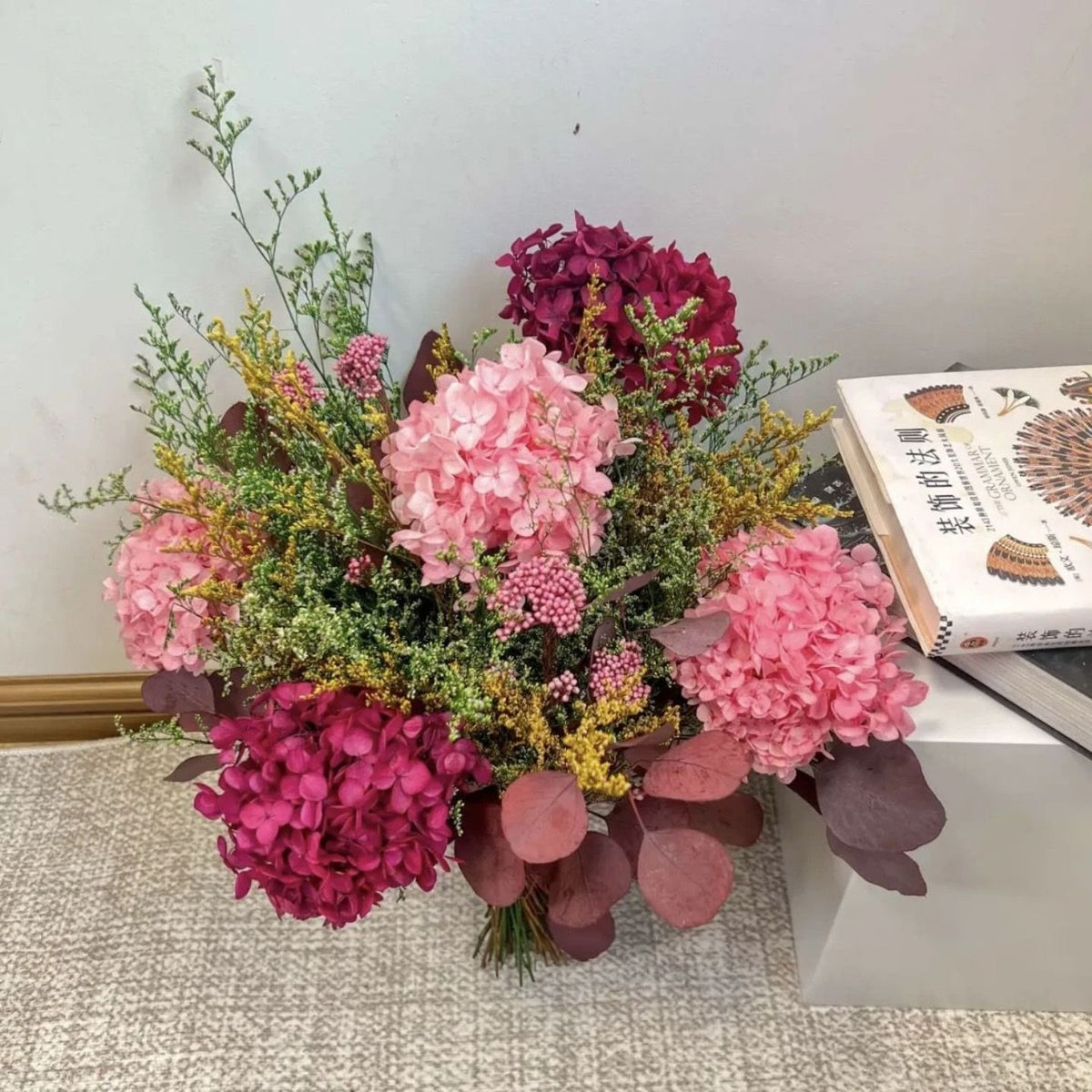 Luxuriöse getrocknete Blumenarrangement
