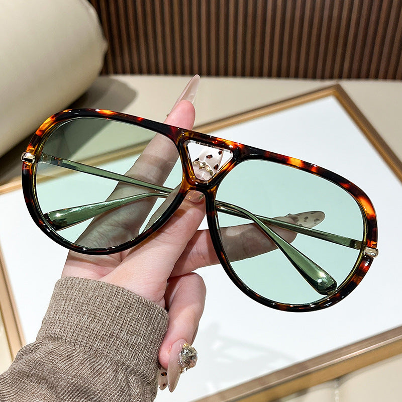 Damen Sonnenbrille im extravagantem Design mit markanten Gläsern Brehn