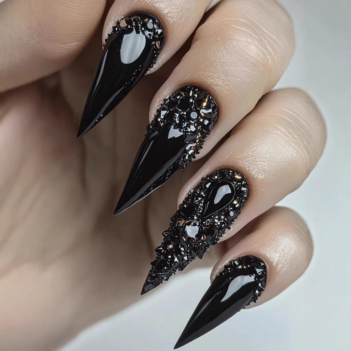 Kunstnägel Im Eleganten Stiletto-Design mit Funkelnden Strassakzenten Brehn