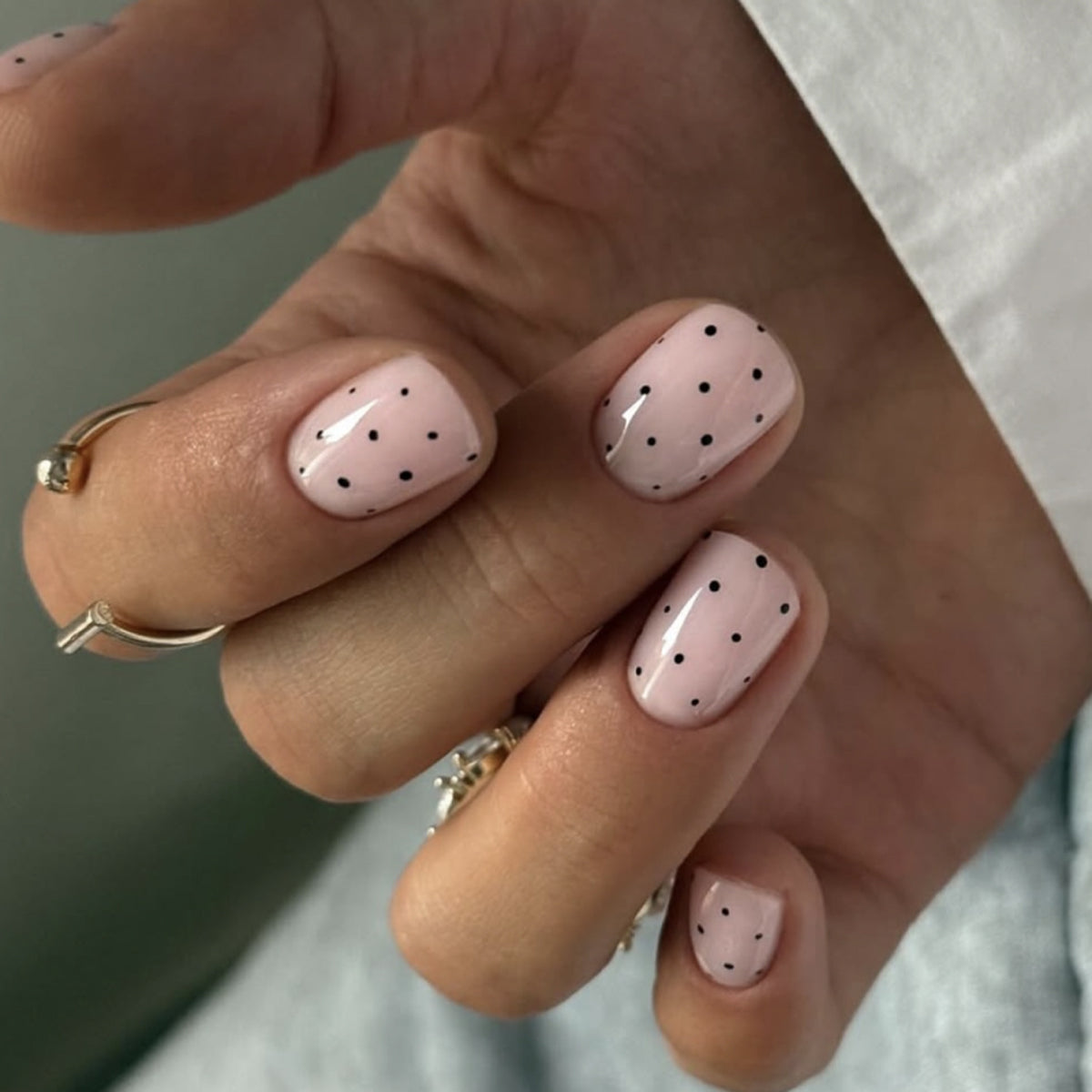 Kunstvolle Nagelkunst mit modernen Punktemustern Brehn
