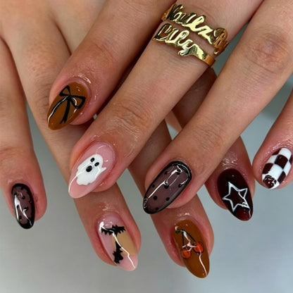 Kunstnagelset mit kreativen Halloween-Motiven und glitzernden Akzenten Brehn
