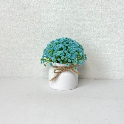 Lebensechte Lila Blumenarrangement