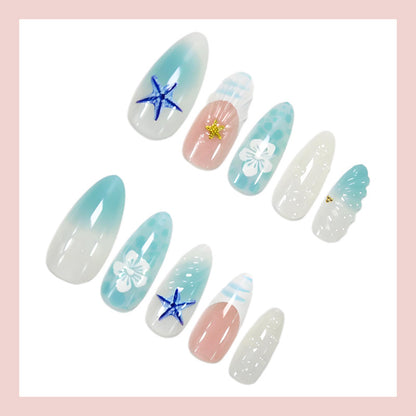 Kunstnagelset mit maritimen Motiven und eleganten Details Brehn