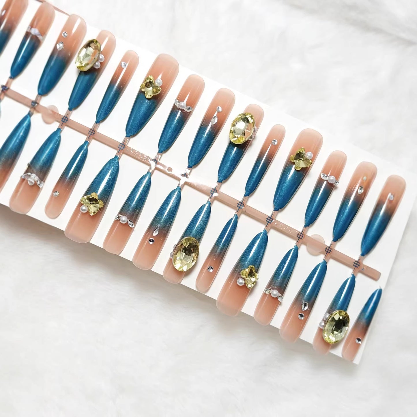Kunstnägel Im Eleganten Stiletto-Stil mit Funkelnden Akzenten Brehn