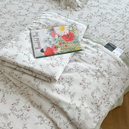 Geknöpftes Blumen-Rüsch-Bettüberwurf-Set mit wendbarem Leichtquilt und dekorativen Kissenbezügen