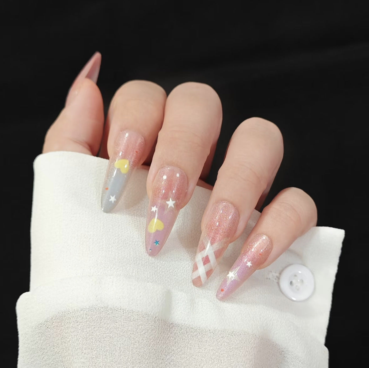 Künstlerisches Press-On-Nagelset mit floralem und geometrischem Design Brehn