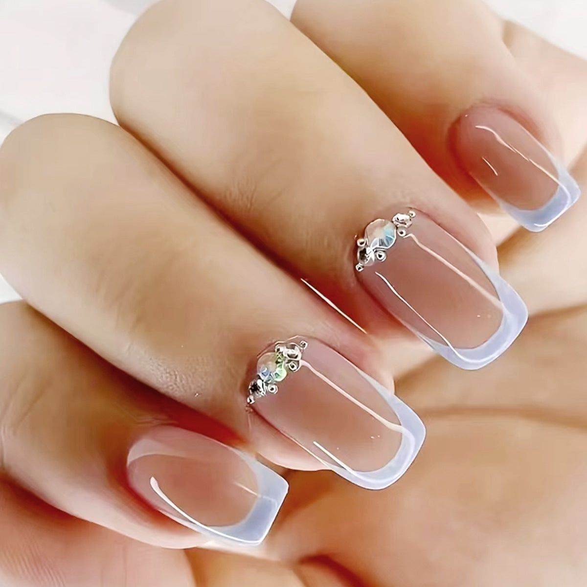 Elegante mit Strass akzentuierte Acryl-Nagelverlängerungen