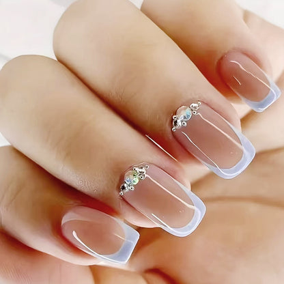 Elegante mit Strass akzentuierte Acryl-Nagelverlängerungen