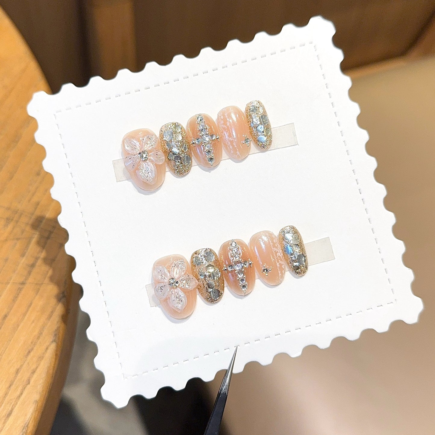 Glamouröse Kunstnägel mit Floralen und Glitzernden Akzenten Brehn