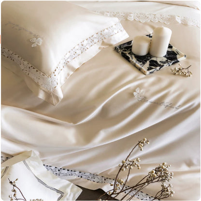 Luxuriöse bestickte Baumwollsatin-Bettwäsche mit Spitzeneinsatz