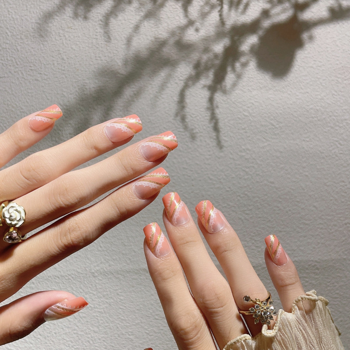 Dekoratives Press-On Nagelkunst-Set mit Gold-Akzenten