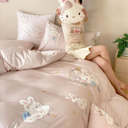 Verspieltes Kinder-Bettwäscheset aus seidig-weichem Baumwollsatin mit applizierten Häschen und Kuschel-Kissen