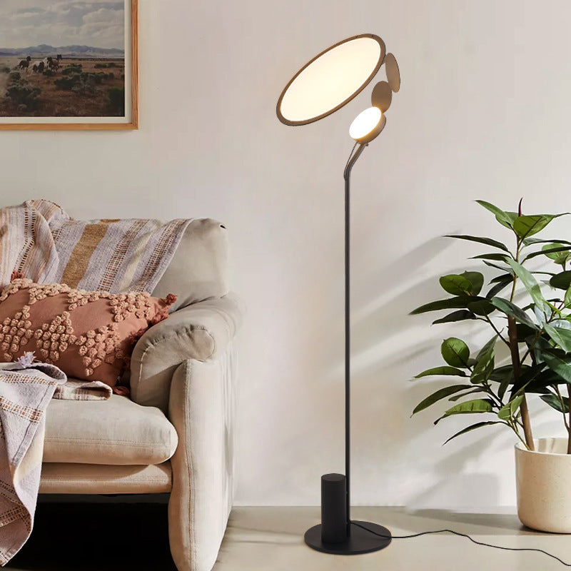 Schlanke moderne minimalistische Stehlampe