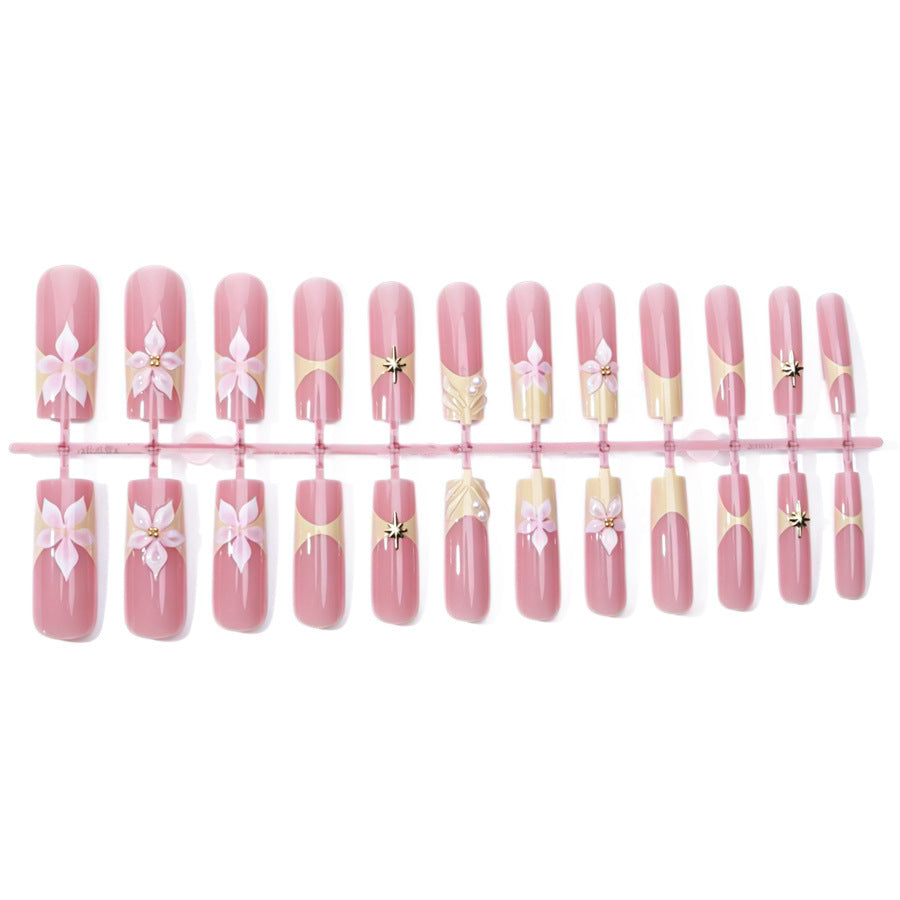 Kunstnagelset mit zarten Blüten- und Glitzerelementen Brehn