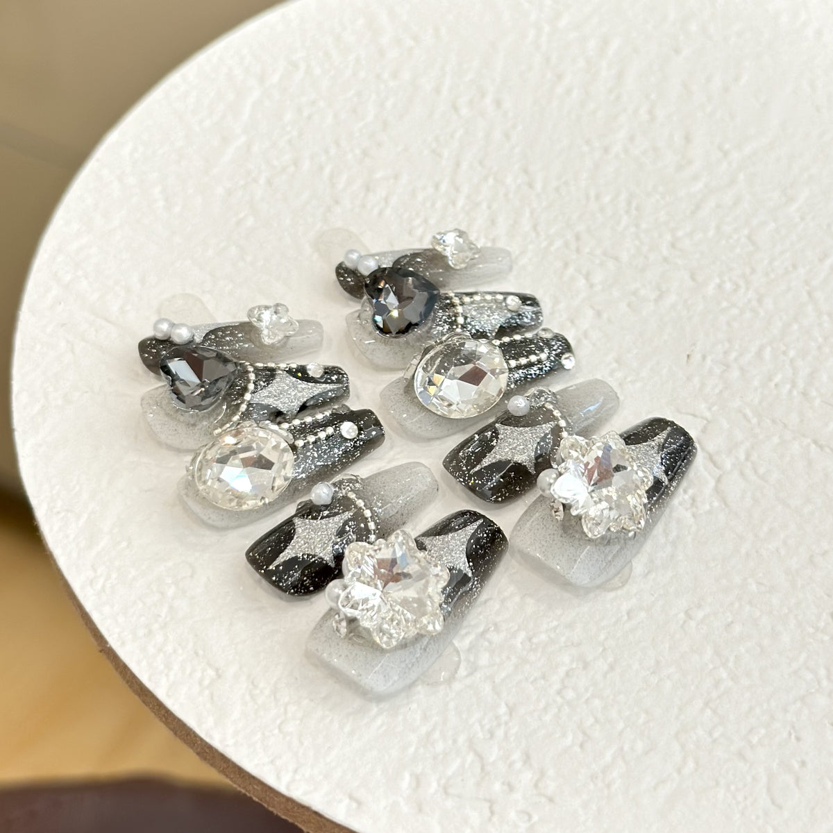 Künstlerisches glitzerndes Press-On-Nagelset