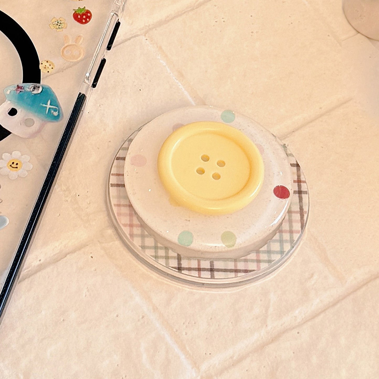 Dekorativer Untersetzer im Button-Design Brehn