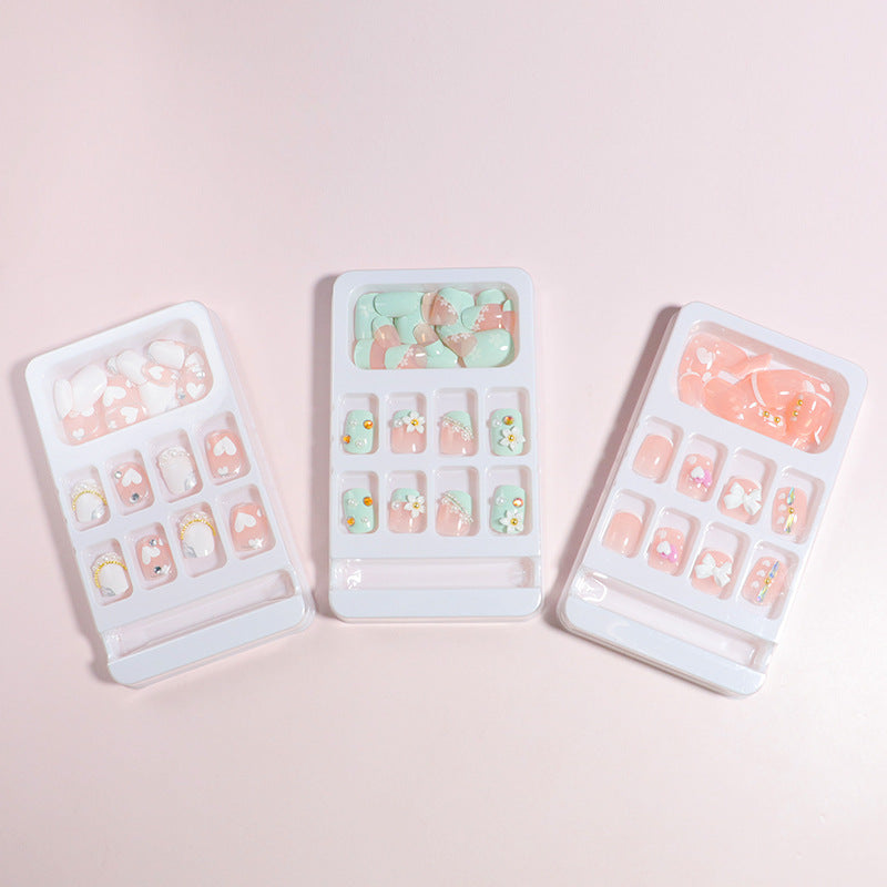 Dekorativer Press-On Nail Art Set mit Schleifenakzenten Brehn