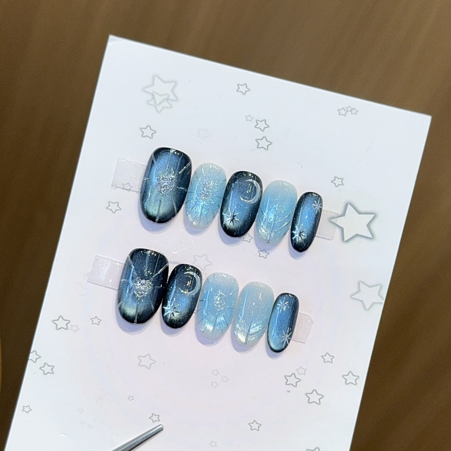 Glamouröse Kunstnagelspitzen mit Sternen- und Glitzereffekten Brehn