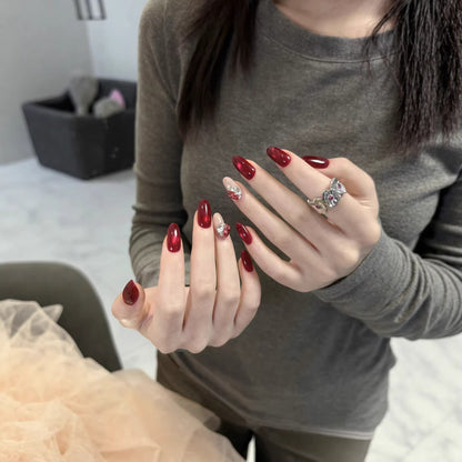 Elegante Press-On-Nagelerweiterungen mit dekorativen Edelsteinschmuckakzenten
