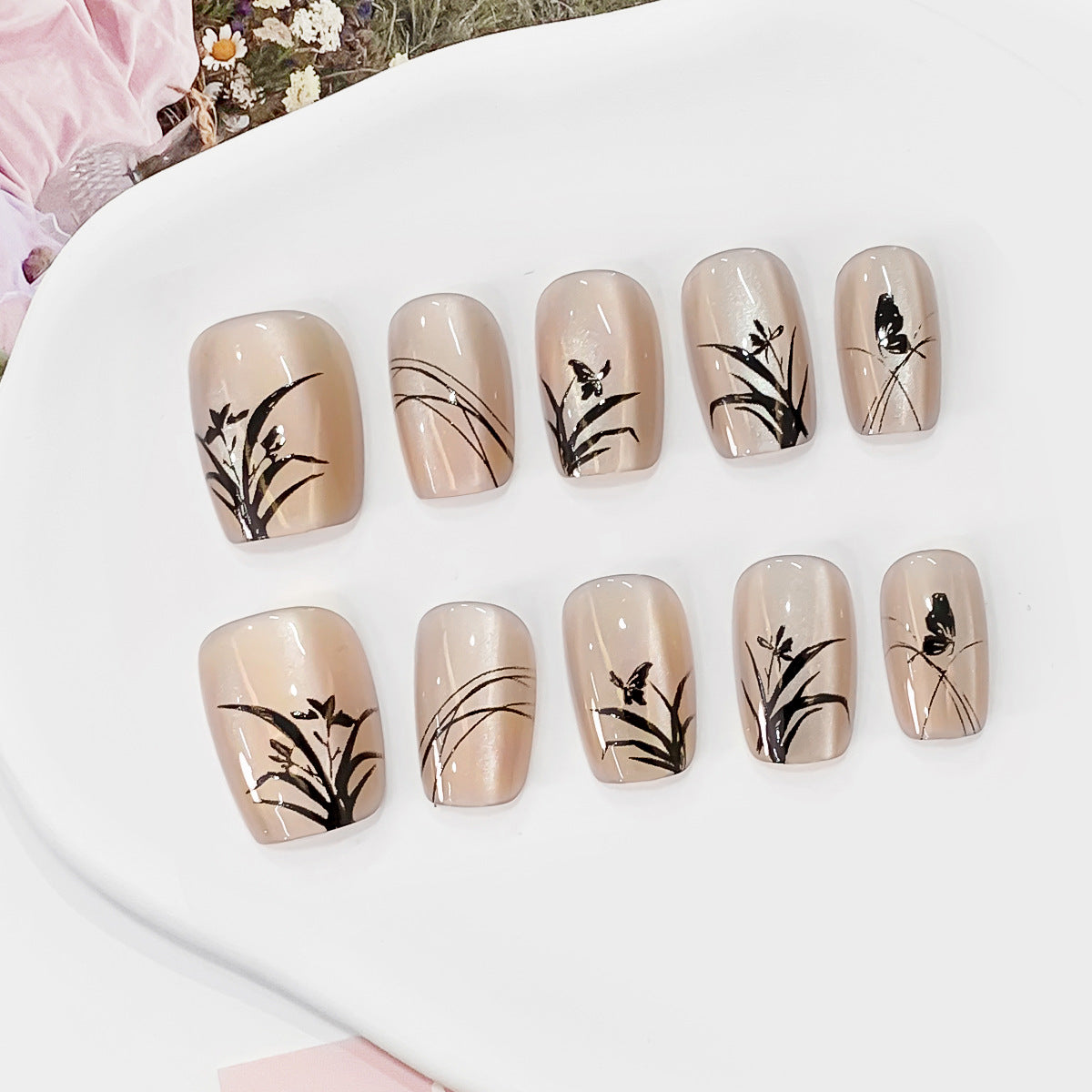 Kunstvoll gestaltete Nägel mit floralen Motiven Brehn