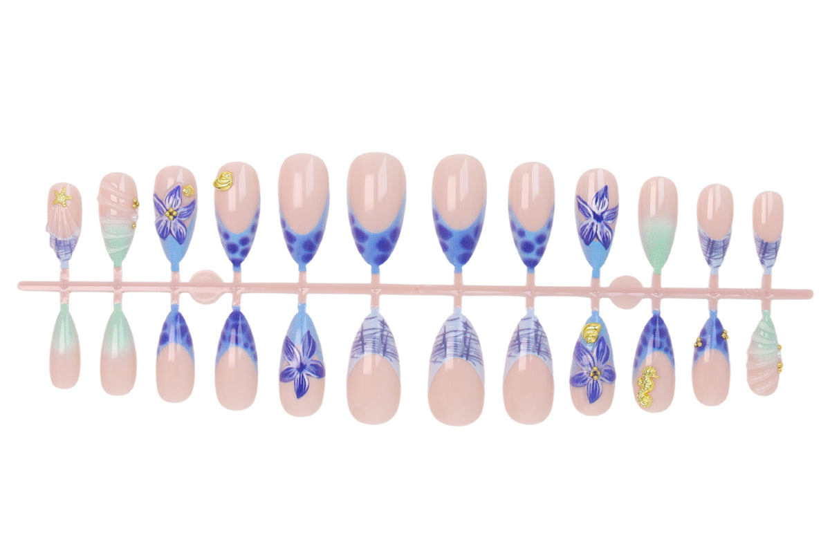 Kunstnagelset mit zeitlosen Blumendesigns und eleganten Akzenten Brehn