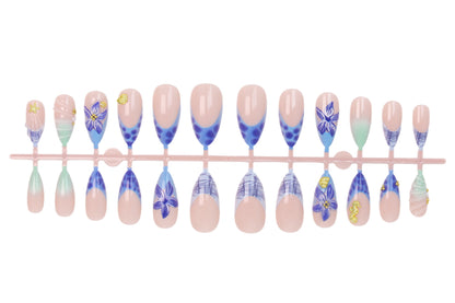 Kunstnagelset mit zeitlosen Blumendesigns und eleganten Akzenten Brehn
