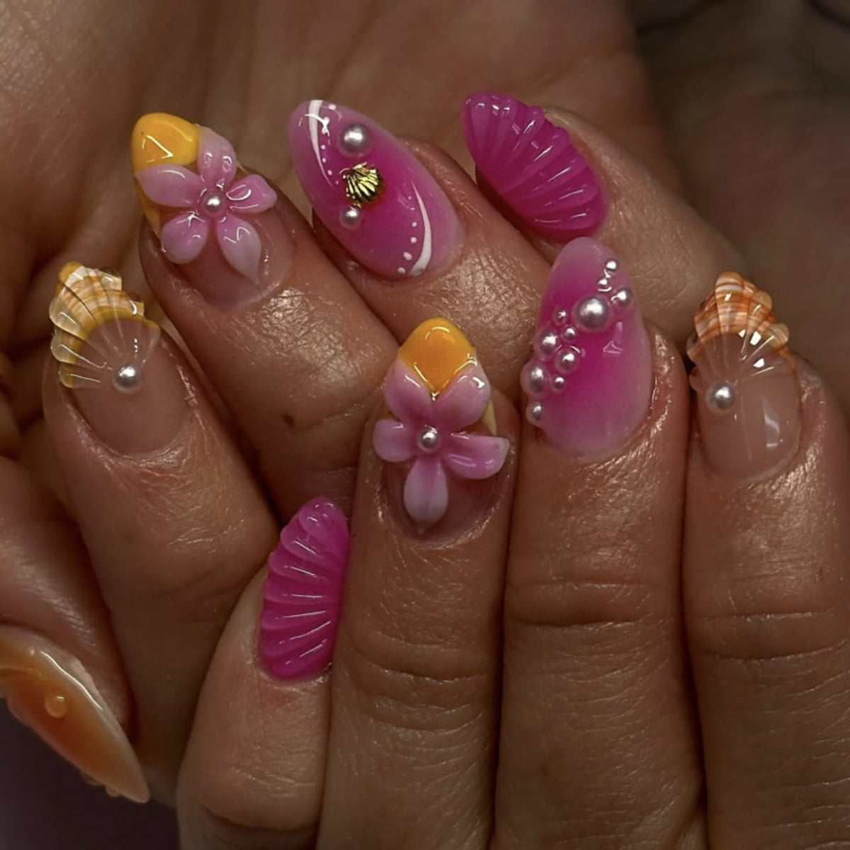 Kunstvolle Nagelverlängerungen mit floralen und perlenverzierten Akzenten Brehn
