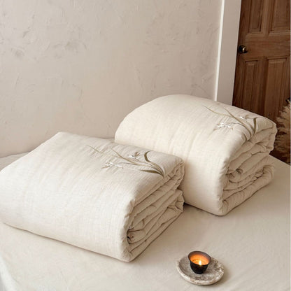 Gestepptes Baumwoll-Steppbett mit zarter Blumenstickerei