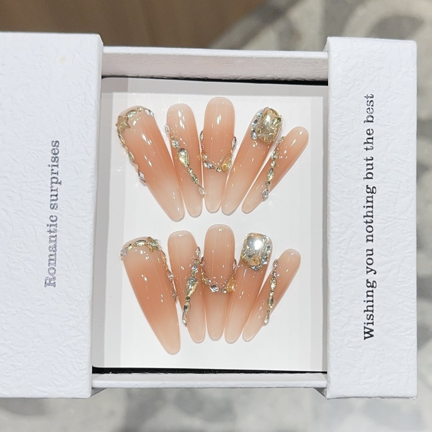 Kunstnägel mit Romantischem Glamour-Design Brehn