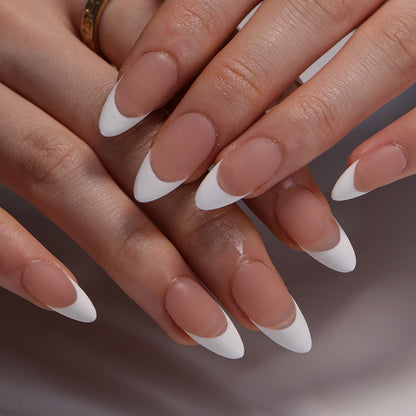 Kunstvolle Stiletto-Nägel mit elegantem französischem Design Brehn