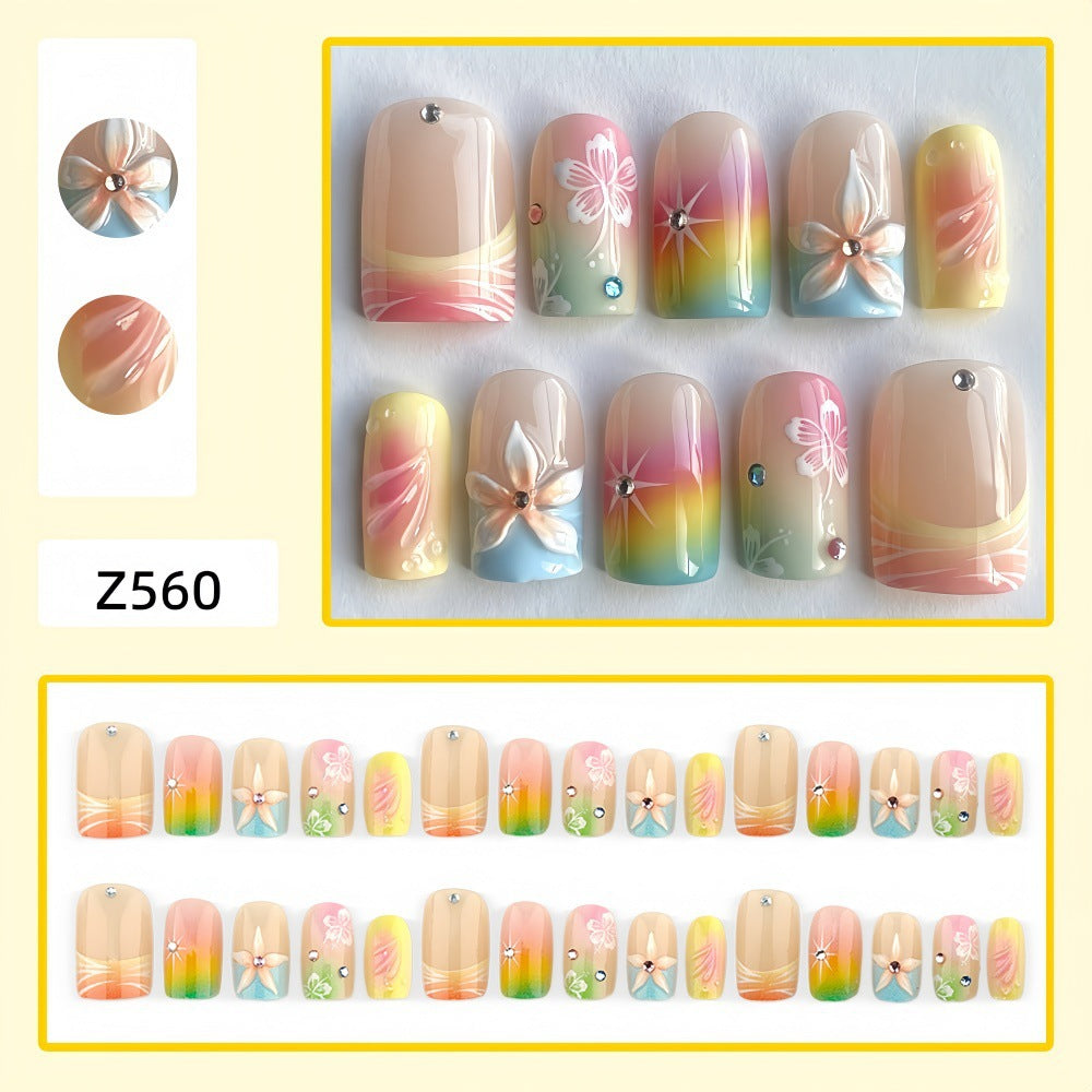 Kunstvolle Nagelspitzen mit Floralen Akzenten Brehn