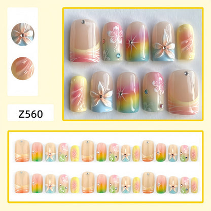 Kunstvolle Nagelspitzen mit Floralen Akzenten Brehn