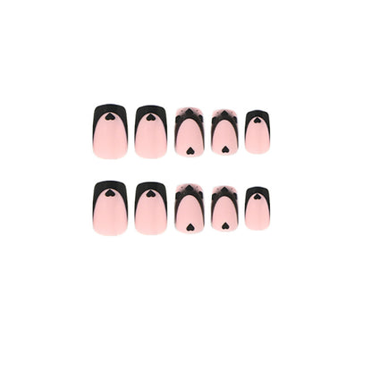 Kunstvolle Nagelkunst mit Herzmotiven und Schwarz-Weiß-Spitzen Brehn