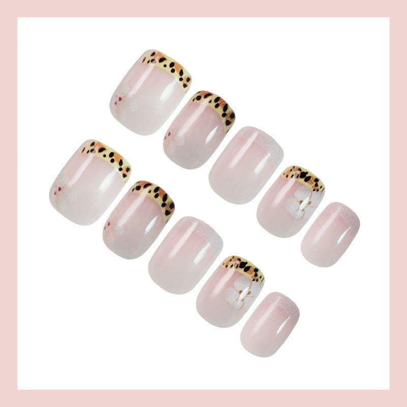 Kunstnagelset mit eleganter französischer Spitze und floralem Akzent Brehn