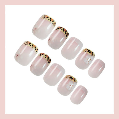 Kunstnagelset mit eleganter französischer Spitze und floralem Akzent Brehn